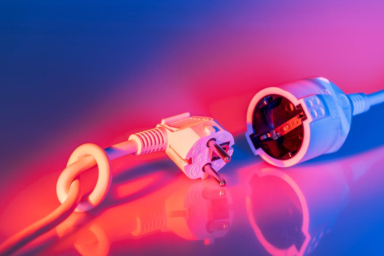 Elektrofachkraft bei DGUV V3 Betriebsmittelprüfung mit Messgerät